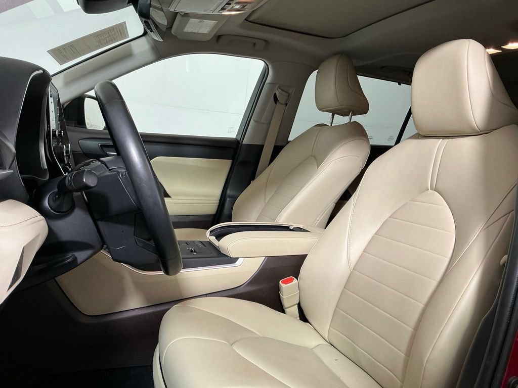 Used 2022 Toyota Highlander XLE FWD image 21