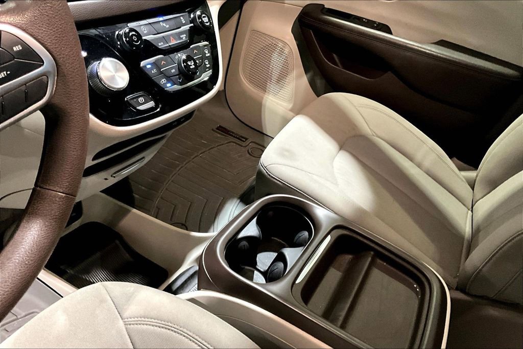 Used 2020 Chrysler Pacifica Touring w/ Tire & Wheel Group image 13