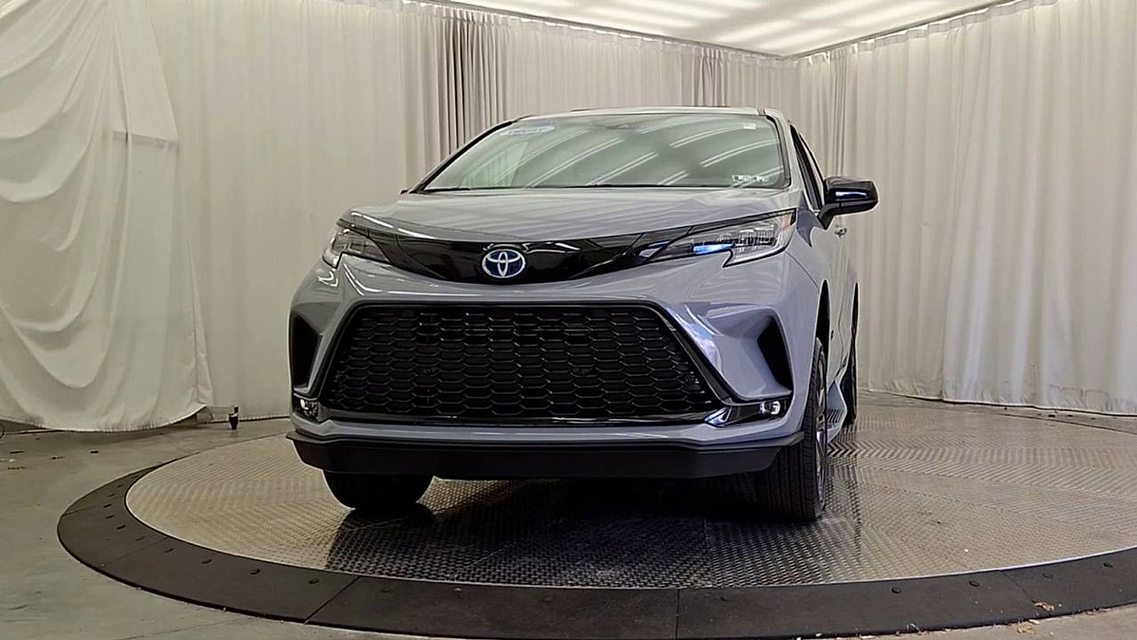 Used 2025 Toyota Sienna XSE w/ XSE Plus Package FWD image 4