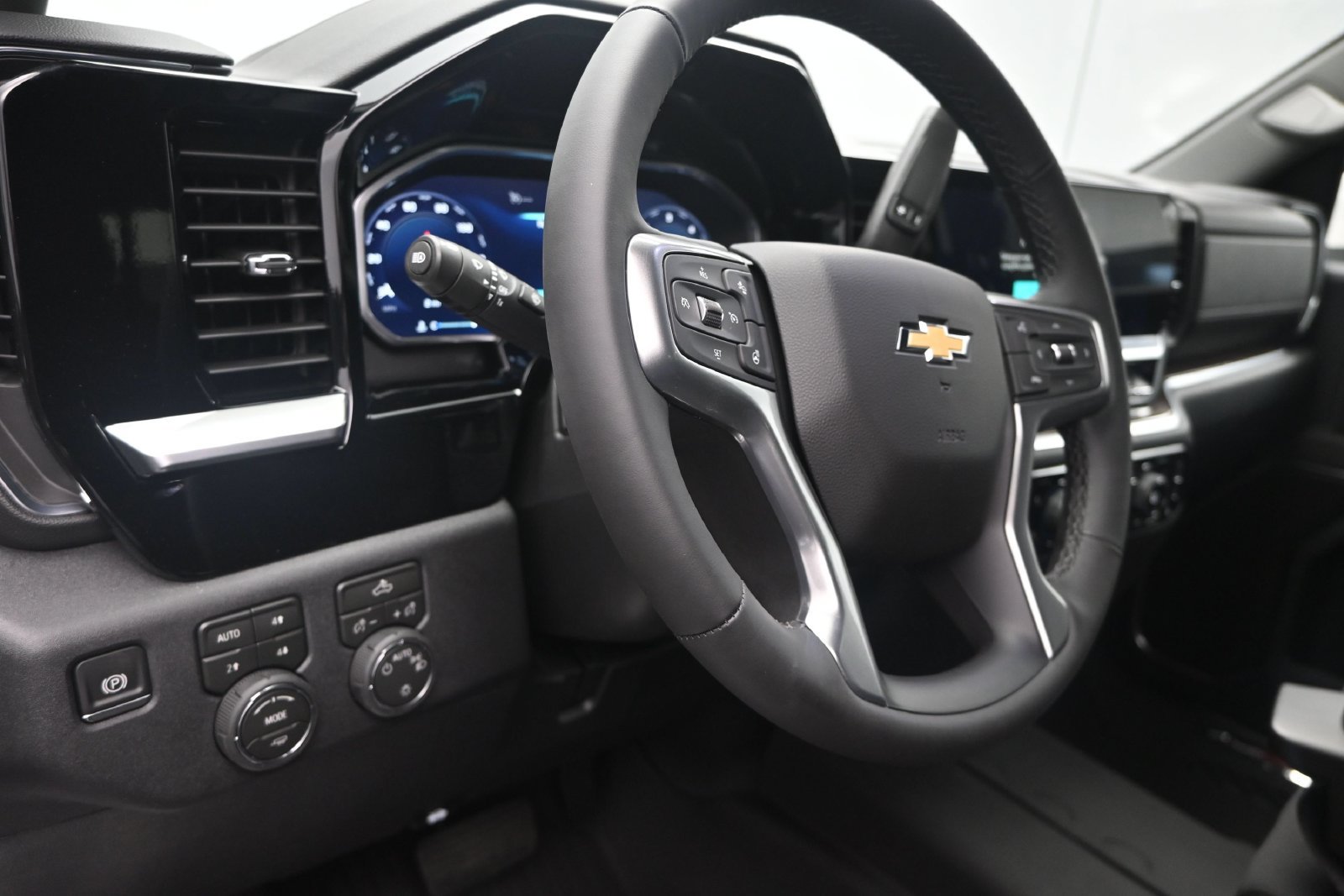 New 2026 Chevrolet Silverado 1500 LT w/ Z71 Off-Road Package AWD/4WD image 12