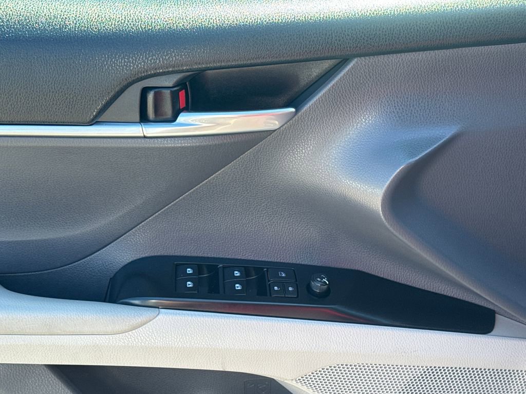 Used 2018 Toyota Camry LE FWD image 33