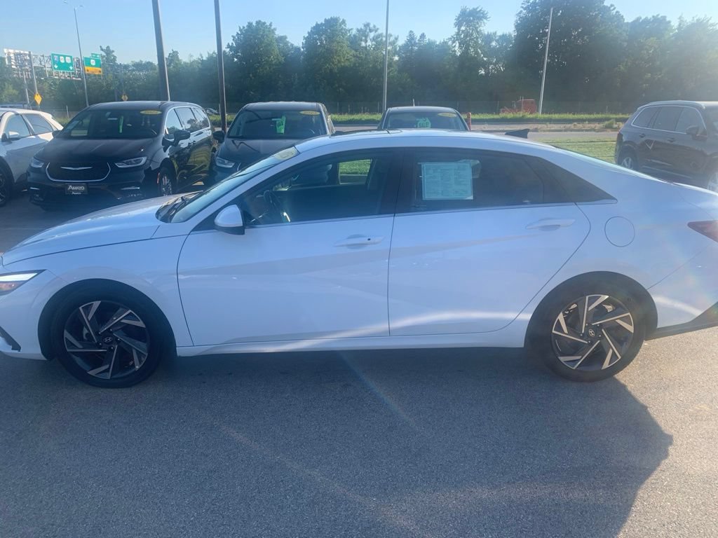 Certified 2025 Hyundai Elantra SEL FWD image 2