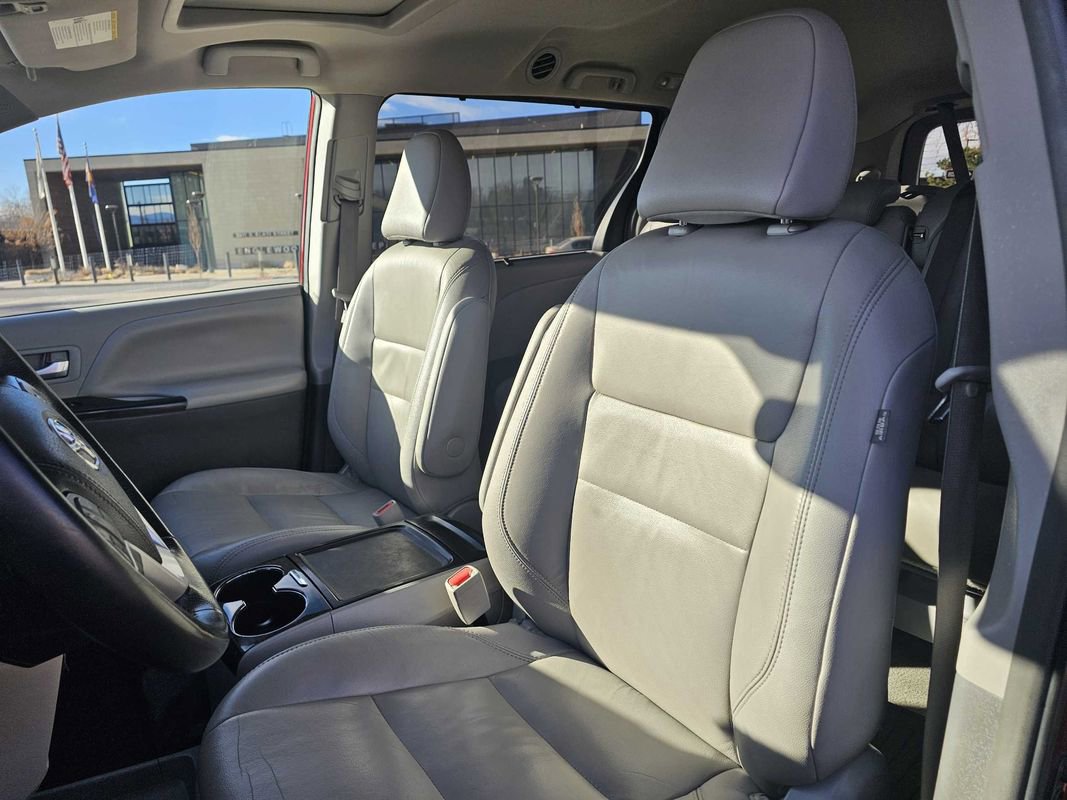 Used 2018 Toyota Sienna XLE FWD image 11