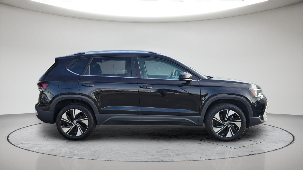Used 2025 Volkswagen Taos SE AWD/4WD image 4