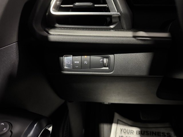 Used 2025 Chevrolet Traverse LT image 19