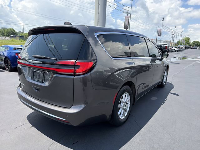 Used 2023 Chrysler Pacifica Touring-L FWD image 4
