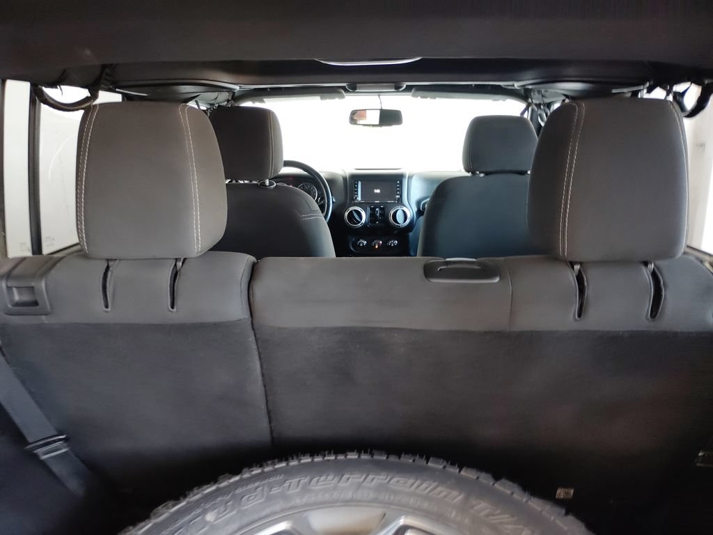 Used 2015 Jeep Wrangler Unlimited Rubicon w/ Connectivity Group AWD/4WD image 18