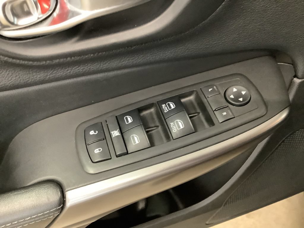 Used 2019 Jeep Cherokee Latitude Plus AWD/4WD image 12