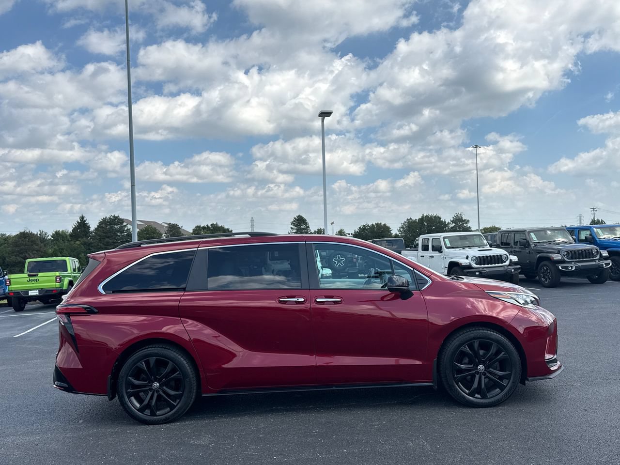 Used 2022 Toyota Sienna XSE FWD image 2