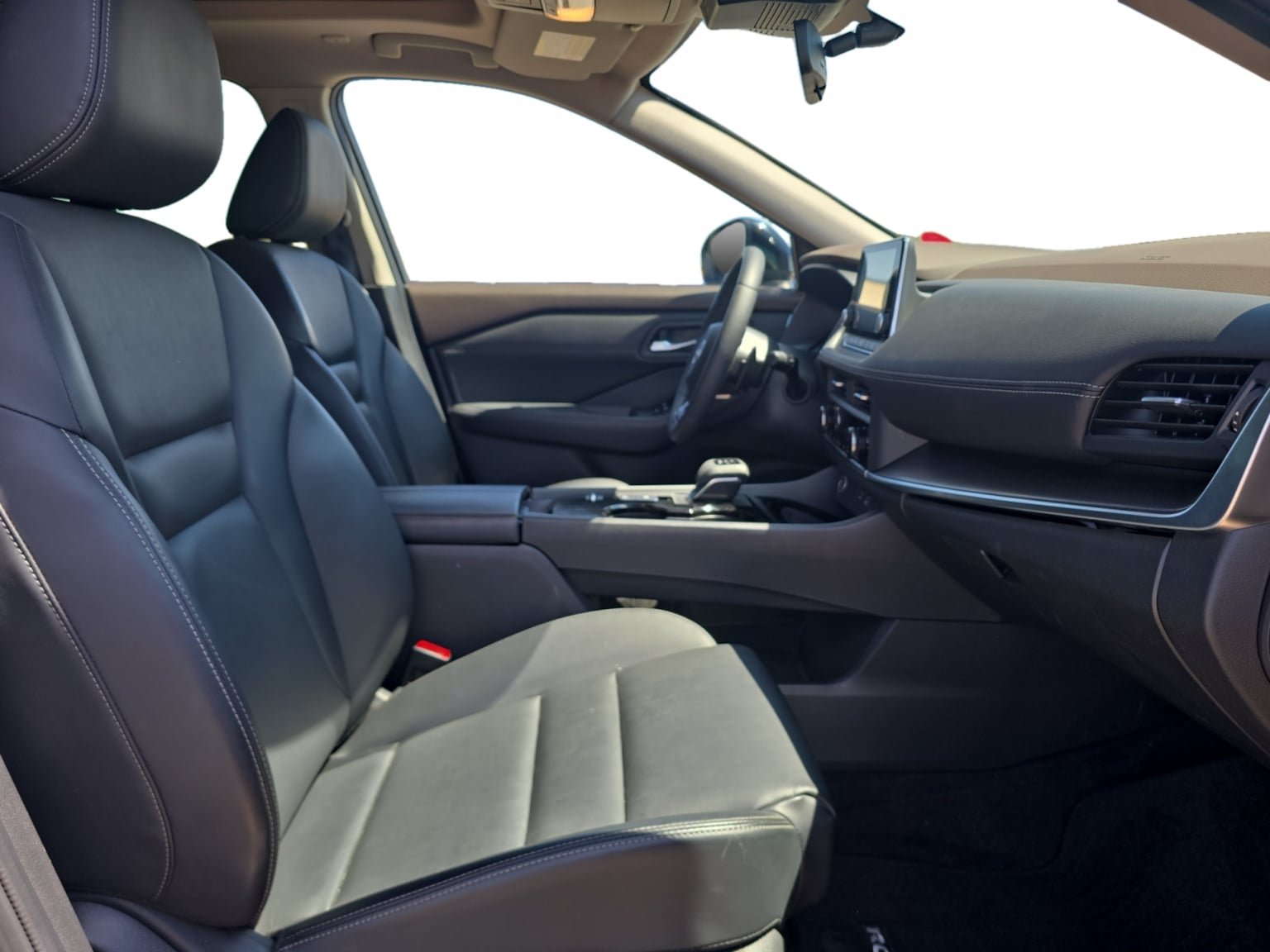 Used 2023 Nissan Rogue SV w/ SV Premium B Package FWD image 17