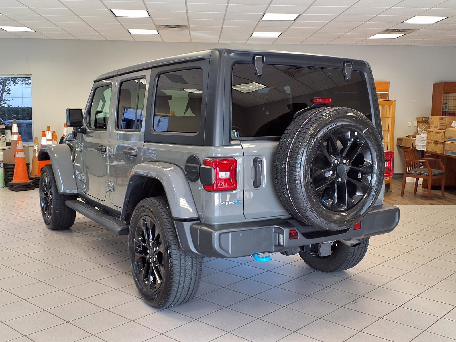 Used 2023 Jeep Wrangler Unlimited Sahara AWD/4WD image 3