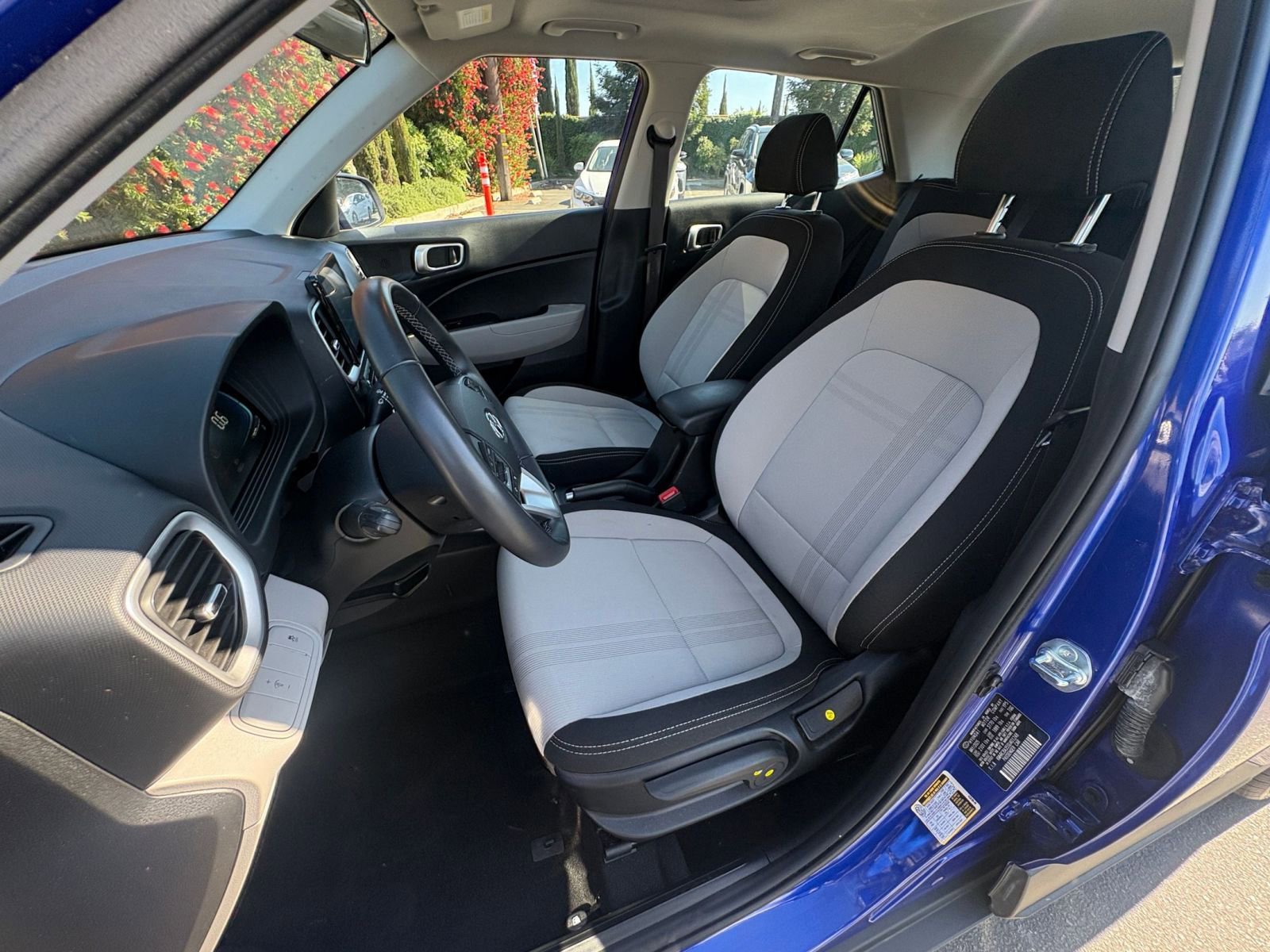 Used 2025 Hyundai Venue SEL image 36