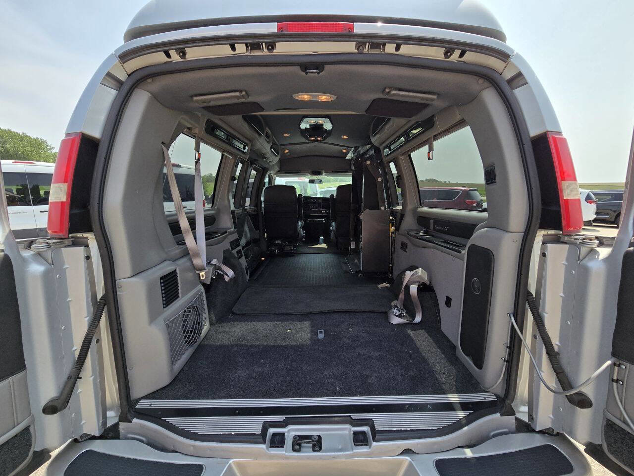 Used 2013 GMC Savana 1500 image 17