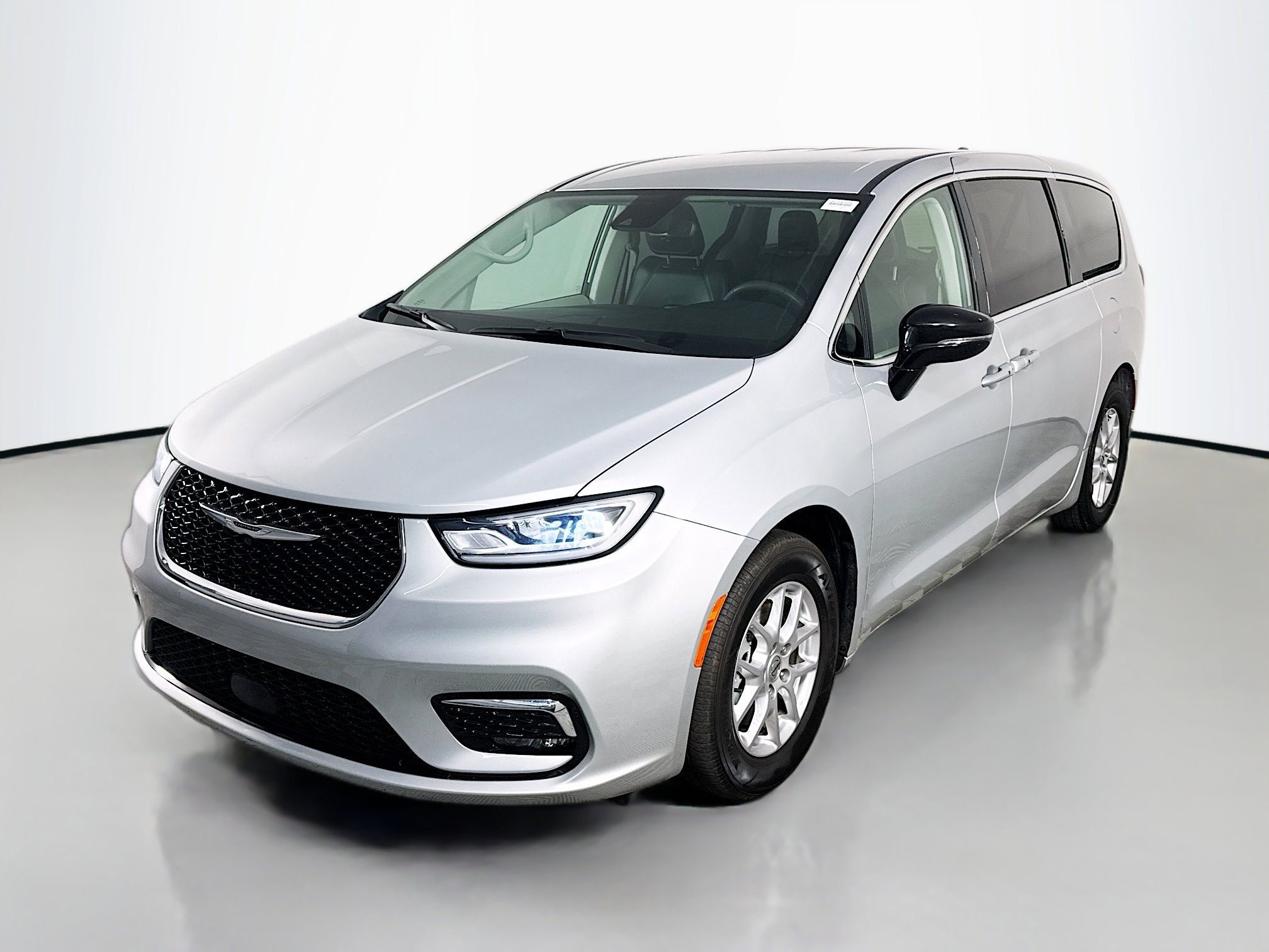 Used 2024 Chrysler Pacifica Touring-L image 4