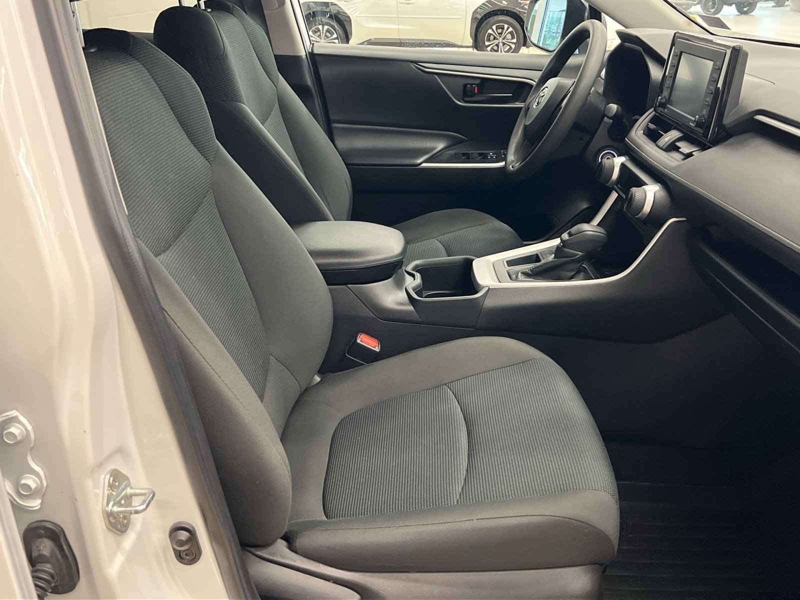 Used 2022 Toyota RAV4 LE image 24