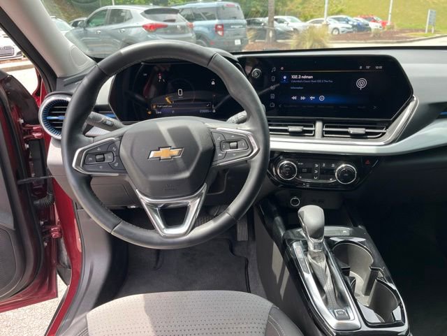 Used 2025 Chevrolet Trax LT w/ Driver Confidence Package FWD image 17