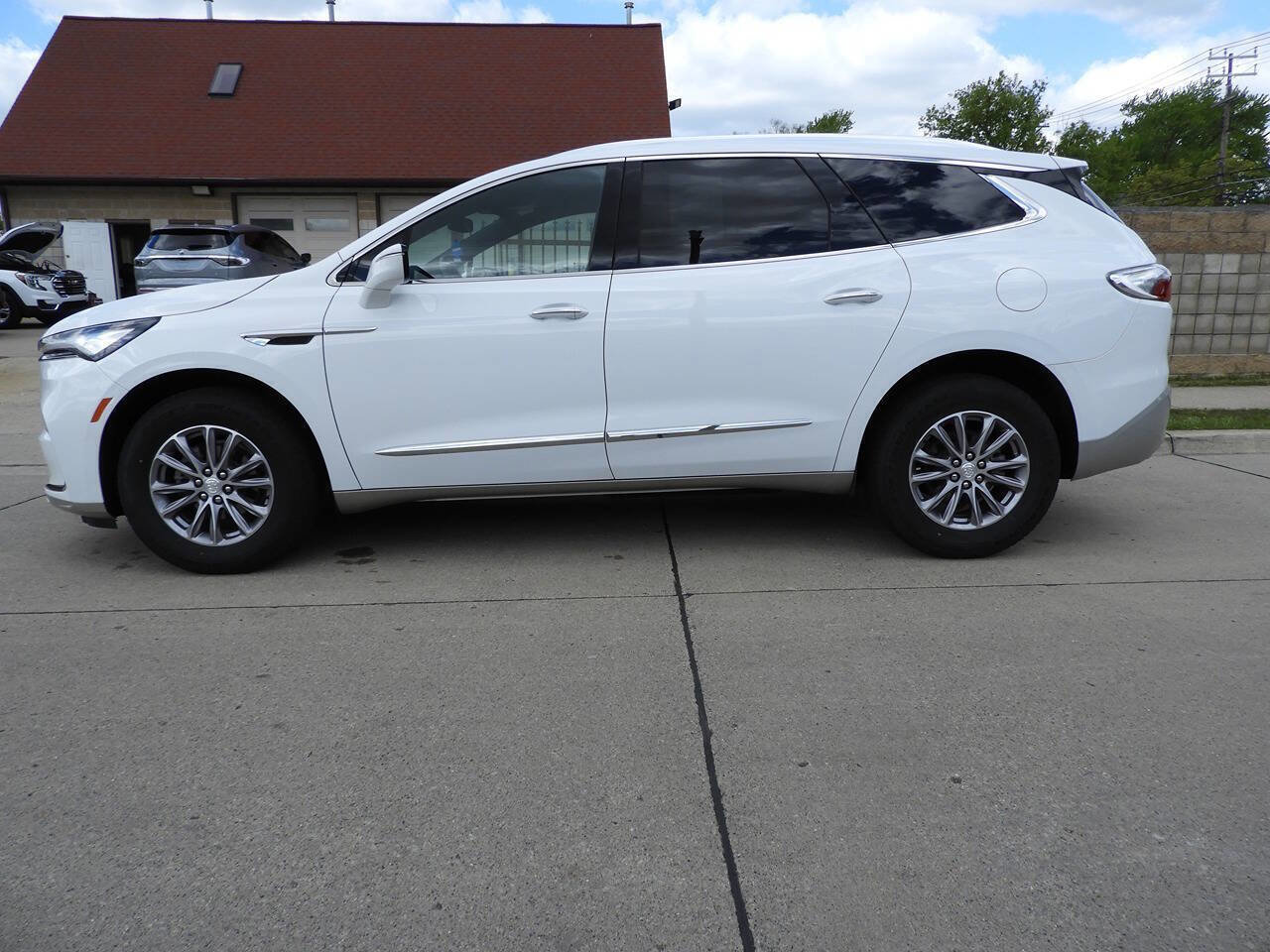 Used 2022 Buick Enclave Essence w/ Trailering Package, 5000 lbs. FWD image 7