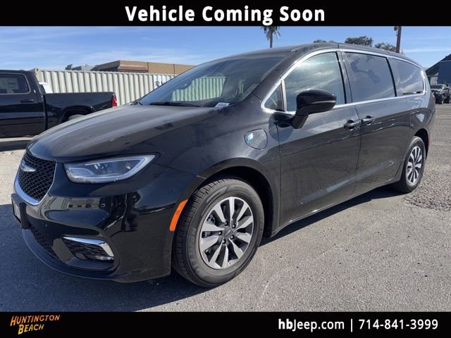 Used 2024 Chrysler Pacifica Select