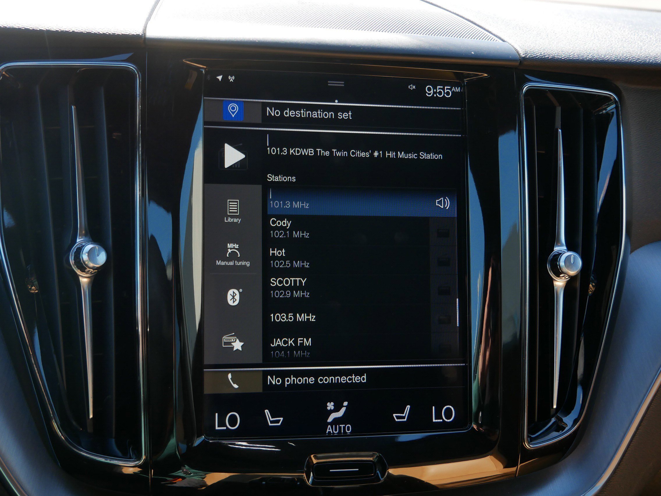 Used 2018 Volvo XC60 T6 Momentum w/ Vision Package AWD/4WD image 21