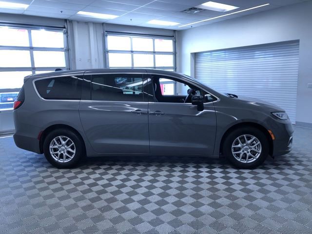 Used 2025 Chrysler Pacifica Select FWD image 33