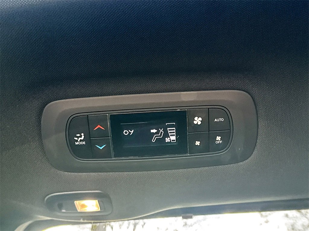 Used 2023 Chrysler Pacifica Limited w/ Uconnect Theater Family Group image 29