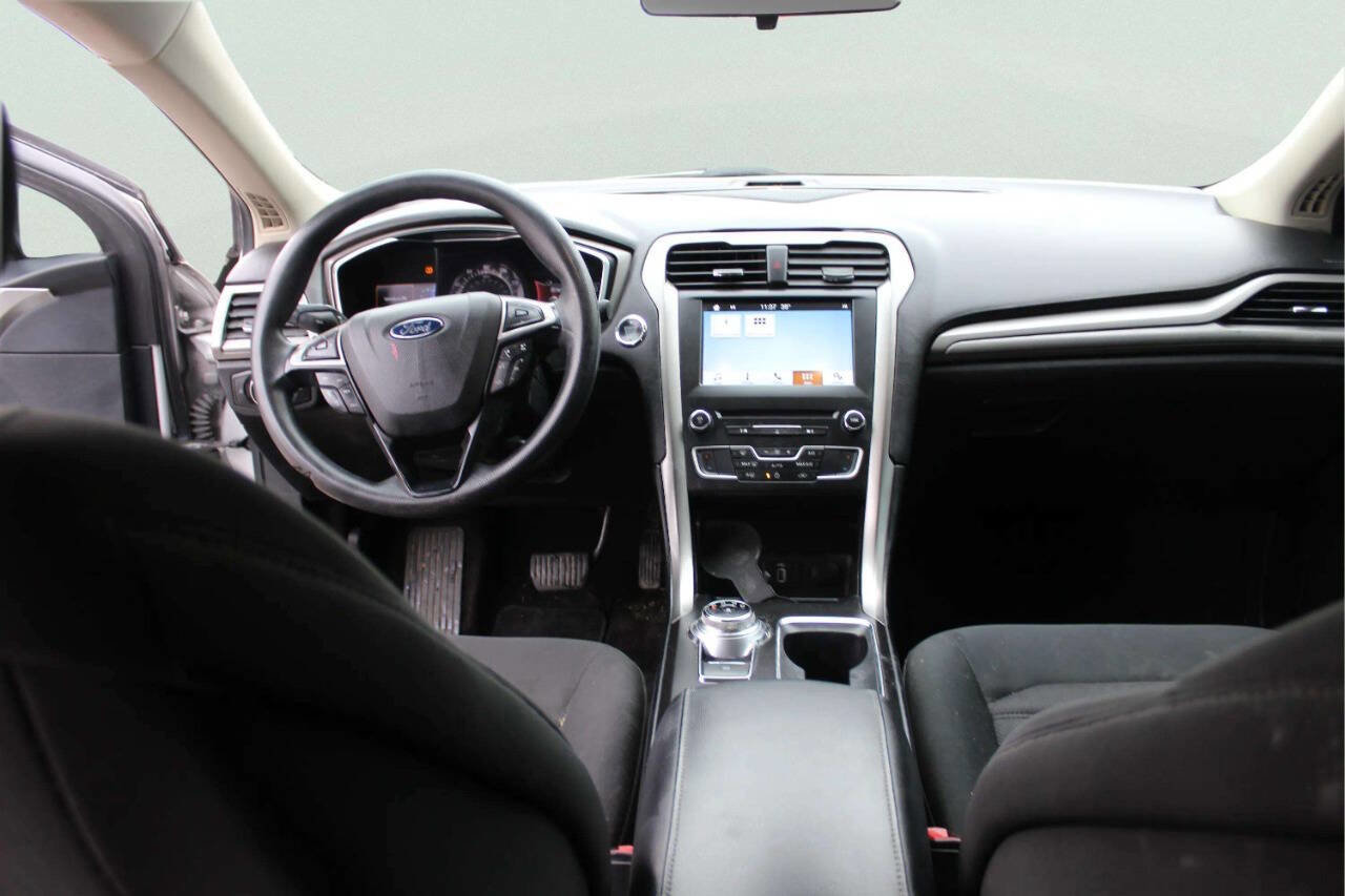 Used 2017 Ford Fusion SE w/ Fusion SE Technology Package image 8