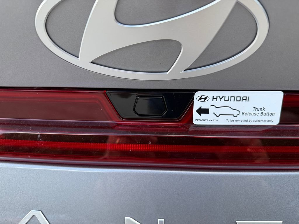 Used 2025 Hyundai Elantra Limited image 23