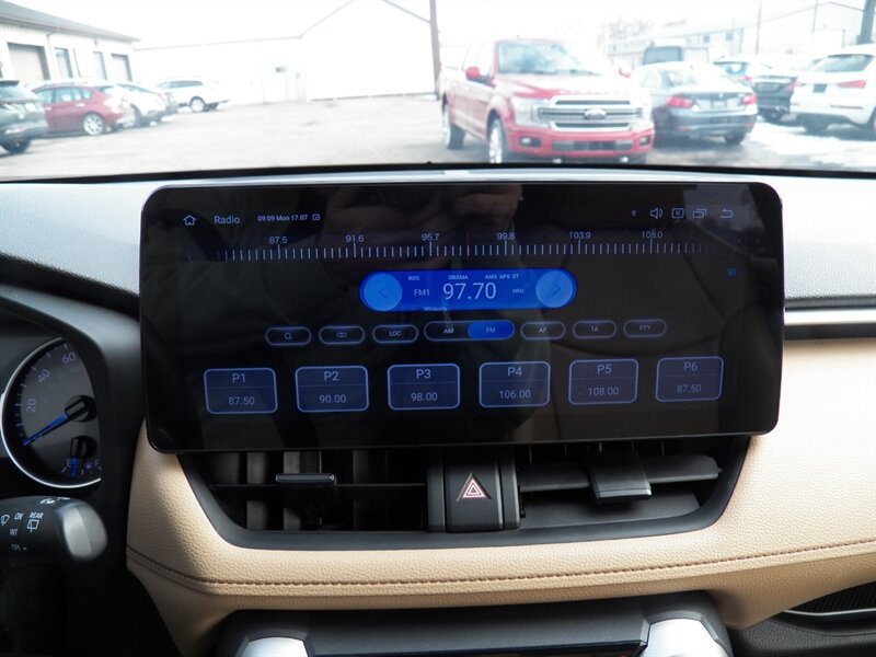 Used 2019 Toyota RAV4 LE w/ Carpet Mat Package AWD/4WD image 28