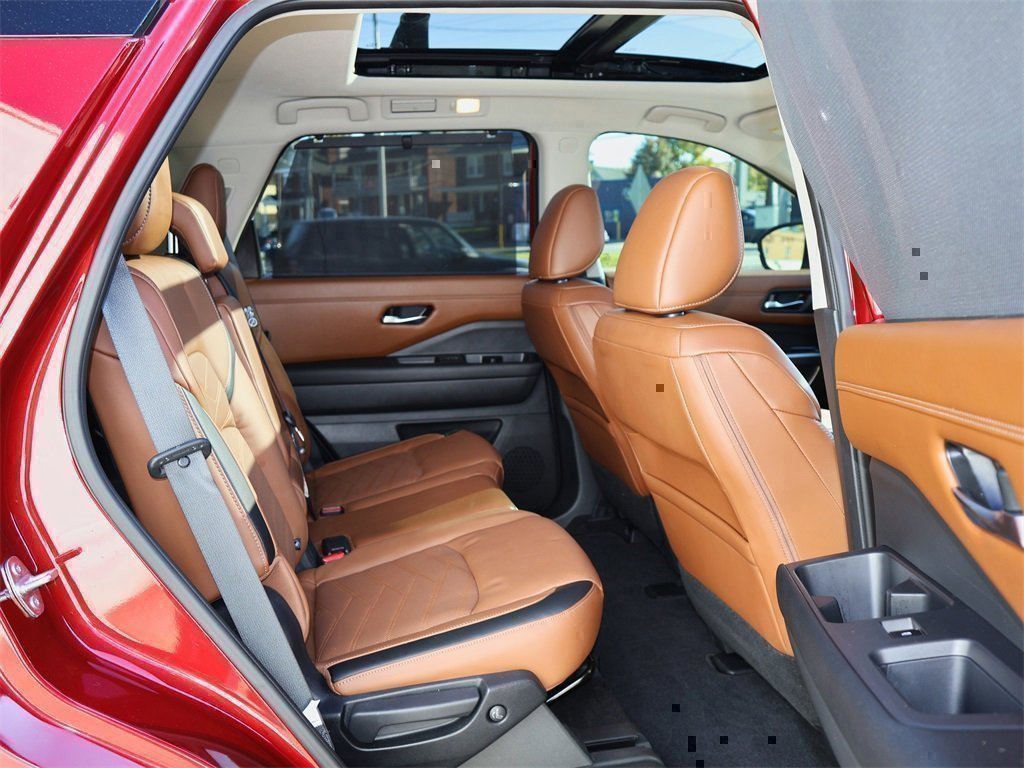 Used 2023 Nissan Pathfinder Platinum w/ Cargo Package image 34