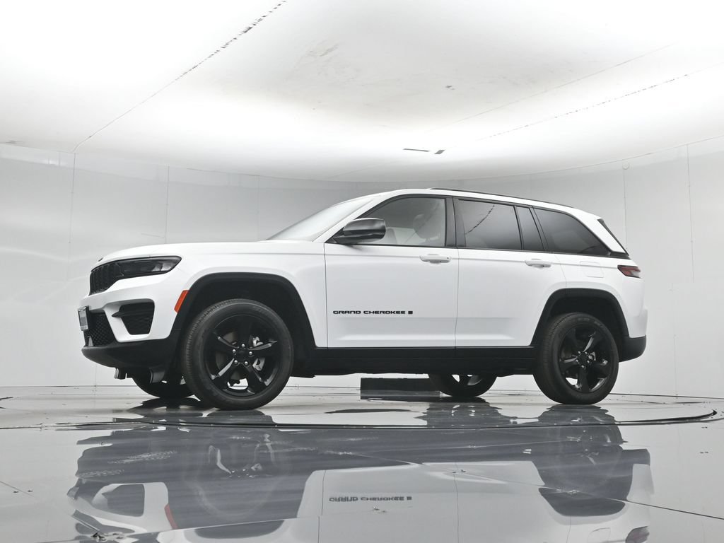 Used 2023 Jeep Grand Cherokee Laredo AWD/4WD image 48
