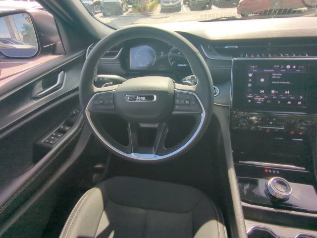 Used 2025 Jeep Grand Cherokee Laredo w/ Luxury Tech Group I RWD image 16