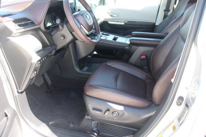 Certified 2024 Toyota Sienna Platinum FWD image 11
