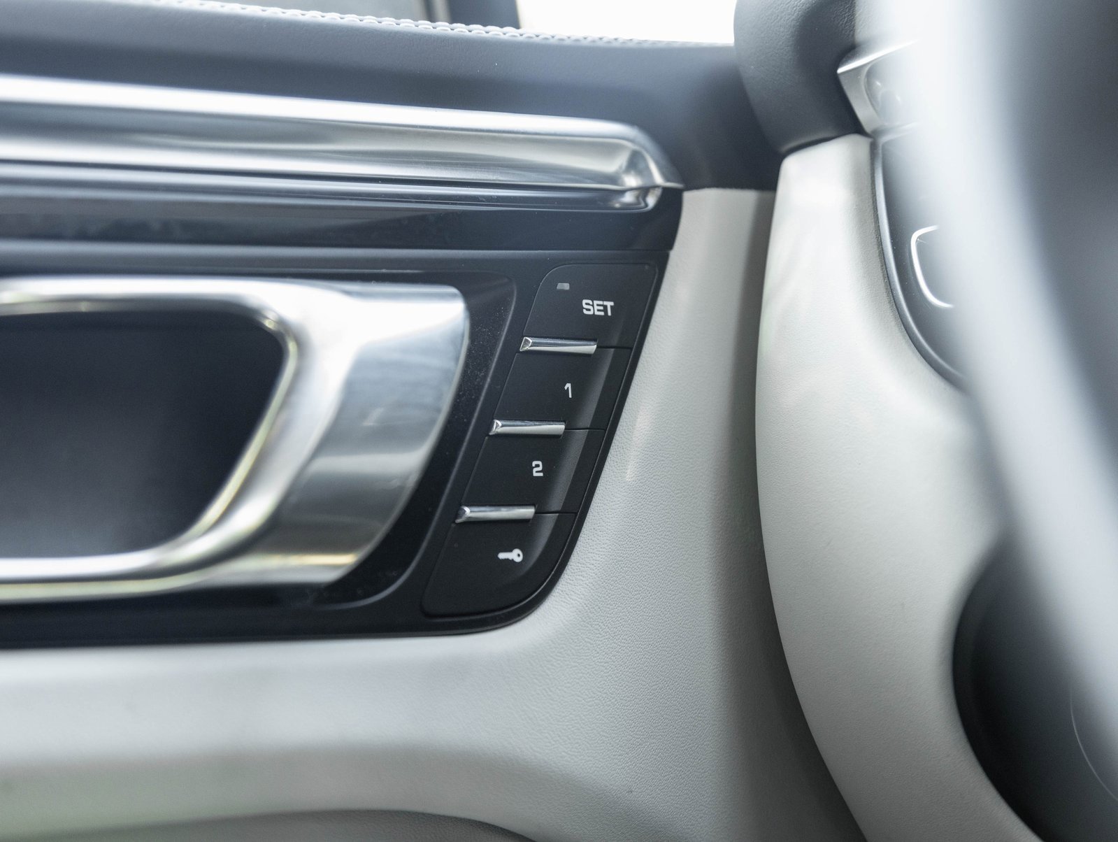 Used 2024 Porsche Macan Turbo image 18