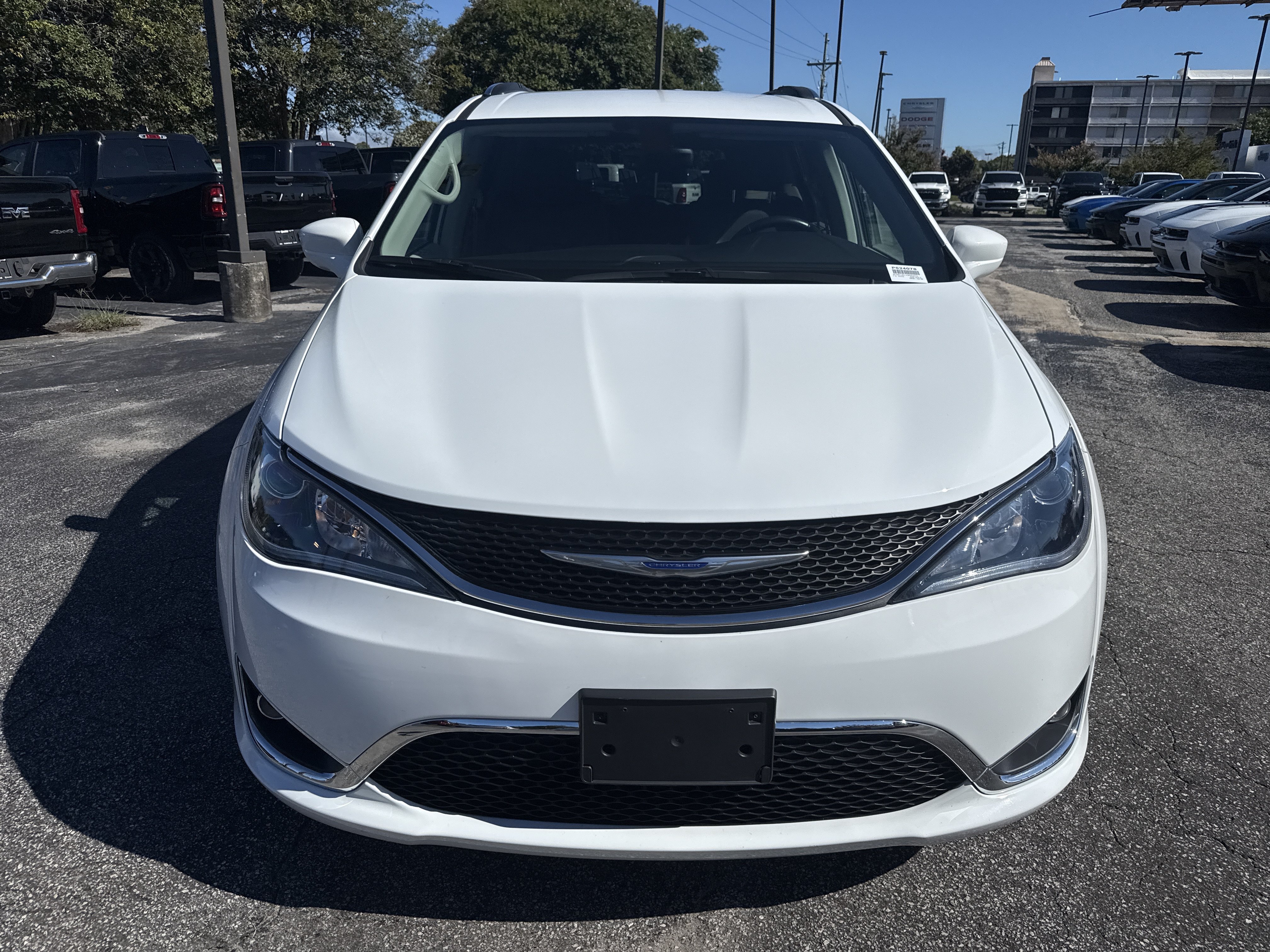 Used 2019 Chrysler Pacifica Touring-L Plus w/ Tire & Wheel Group FWD image 3