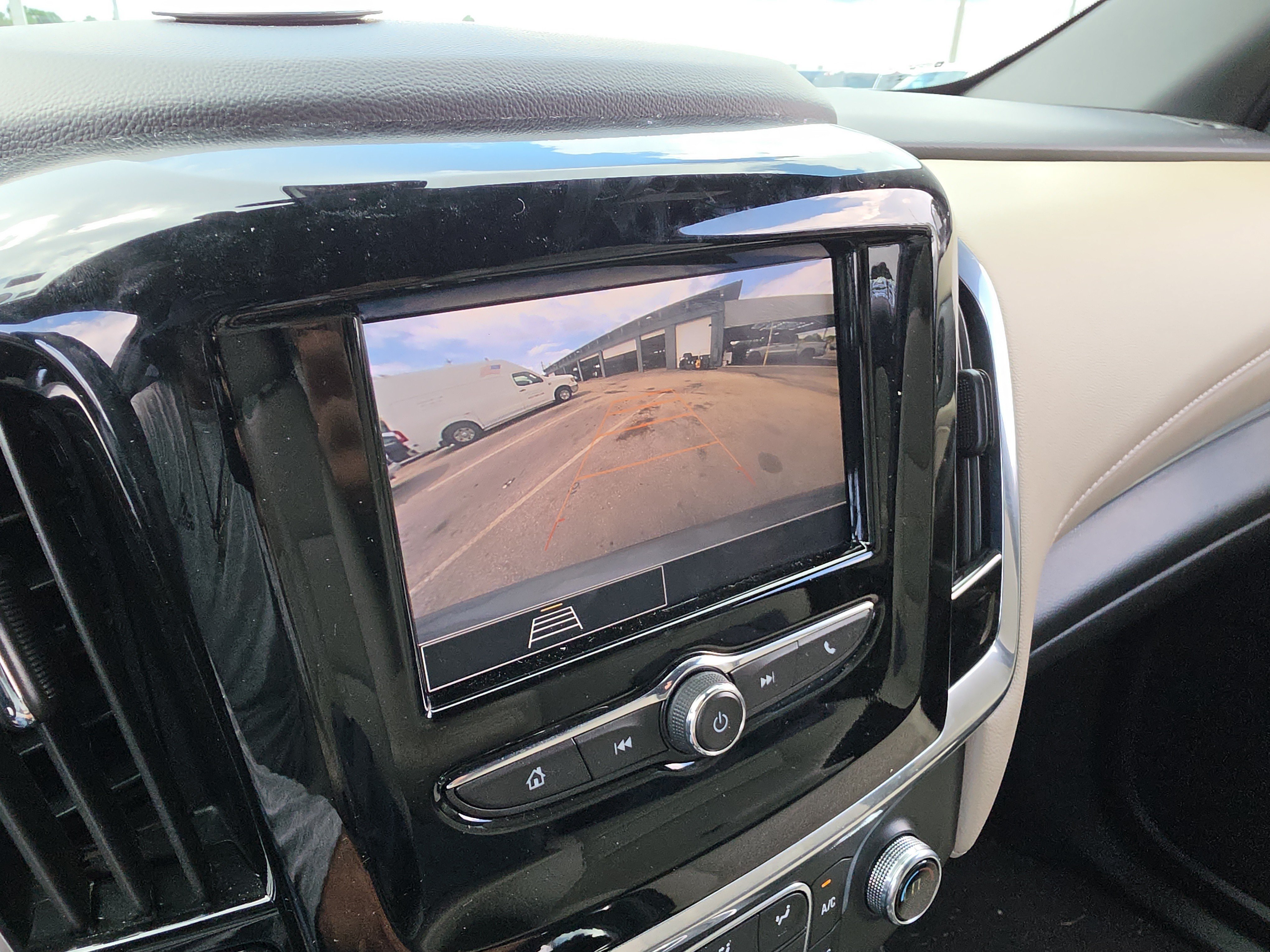 Used 2023 Chevrolet Traverse LS FWD image 8