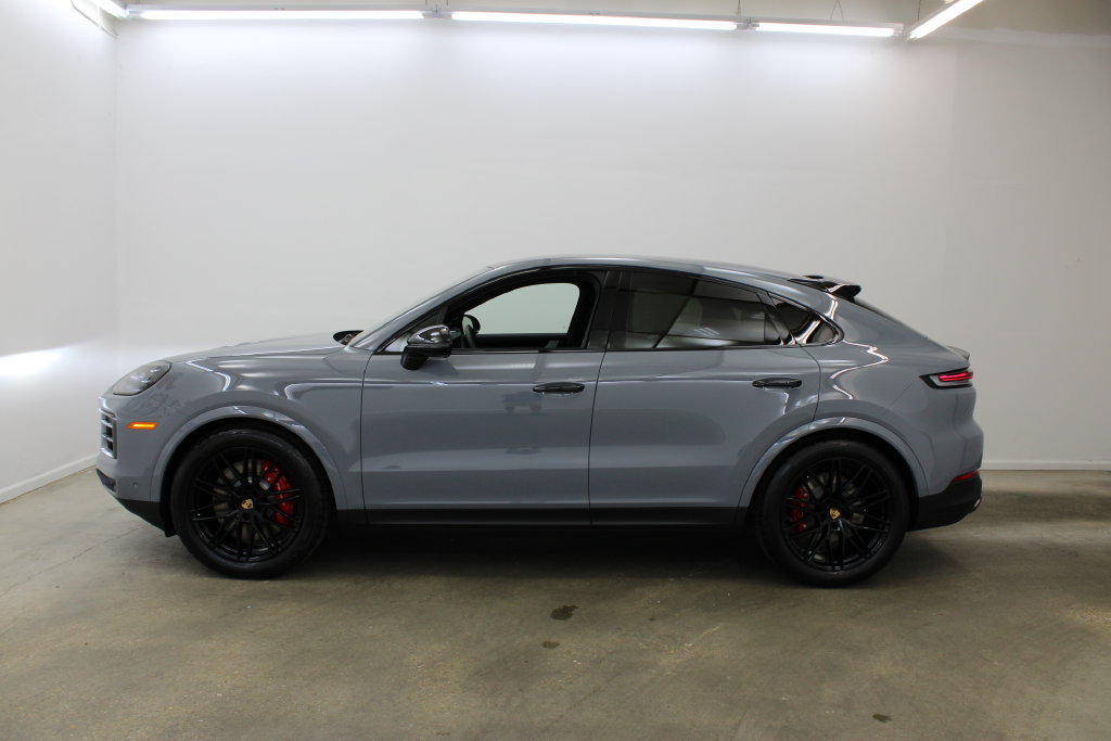 Used 2025 Porsche Cayenne S AWD/4WD image 2