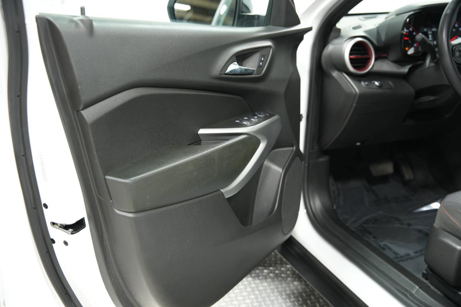 Used 2024 Chevrolet Trax RS w/ Sunroof Package FWD image 23