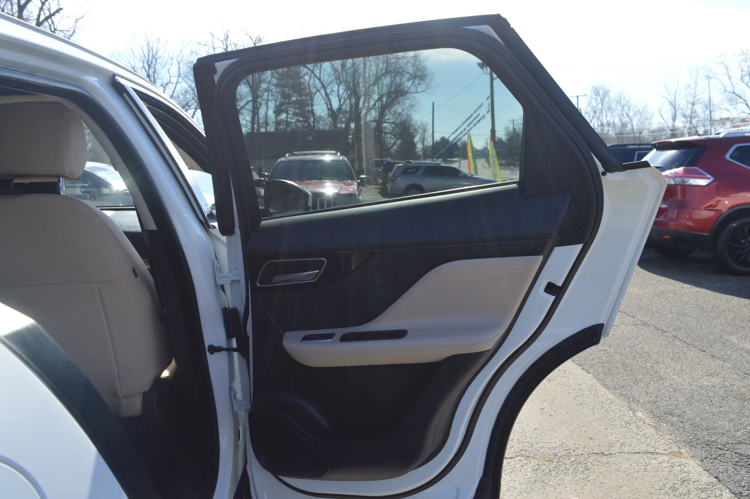 Used 2020 Jaguar F-PACE Premium image 28