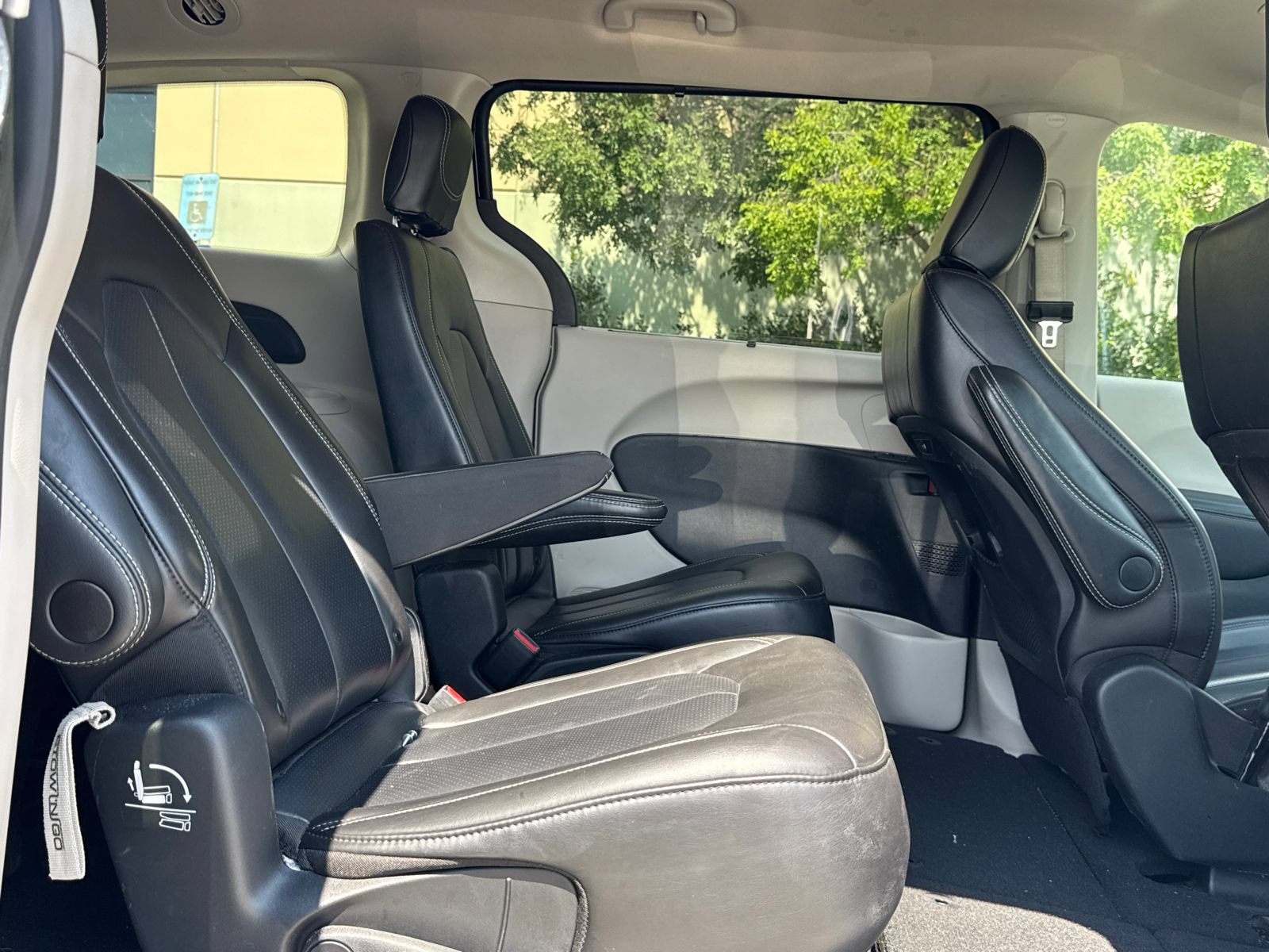 Used 2023 Chrysler Pacifica Touring-L FWD image 15