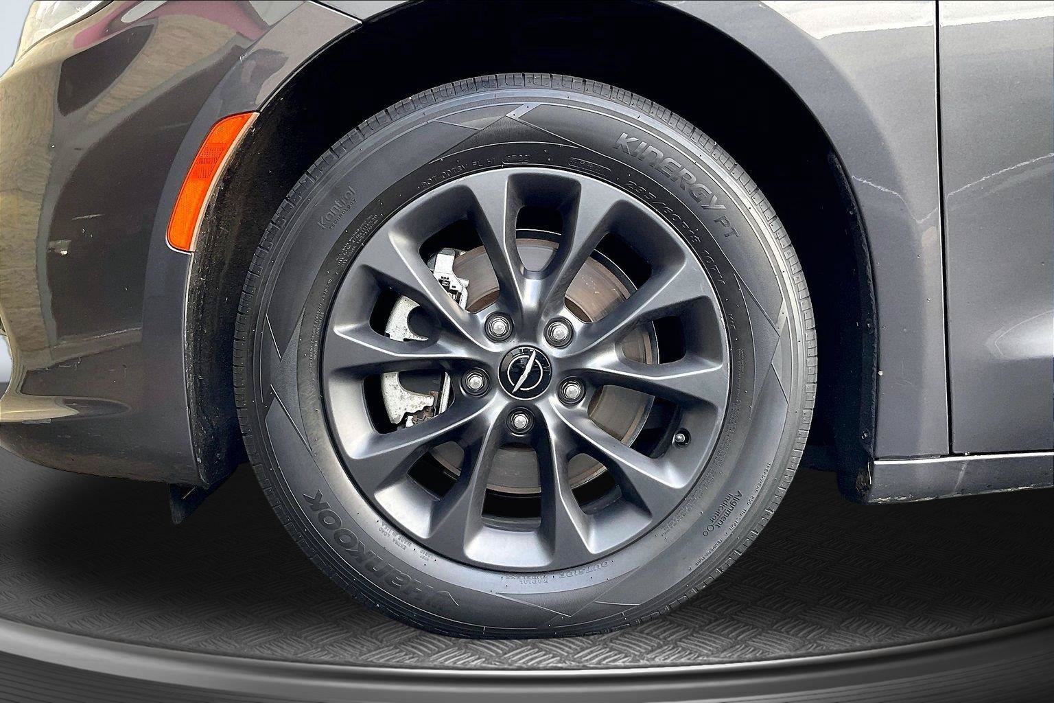 Used 2021 Chrysler Pacifica Touring-L w/ S Appearance Package FWD image 9