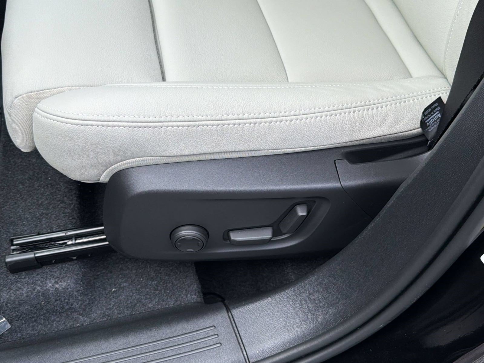 New 2026 Volvo XC40 B4 Plus w/ Climate Package FWD image 14