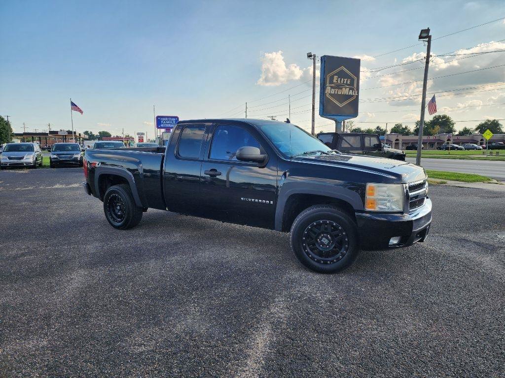 Used 2007 Chevrolet Silverado 1500 LT w/ 1LT Convenience Package AWD/4WD image 2