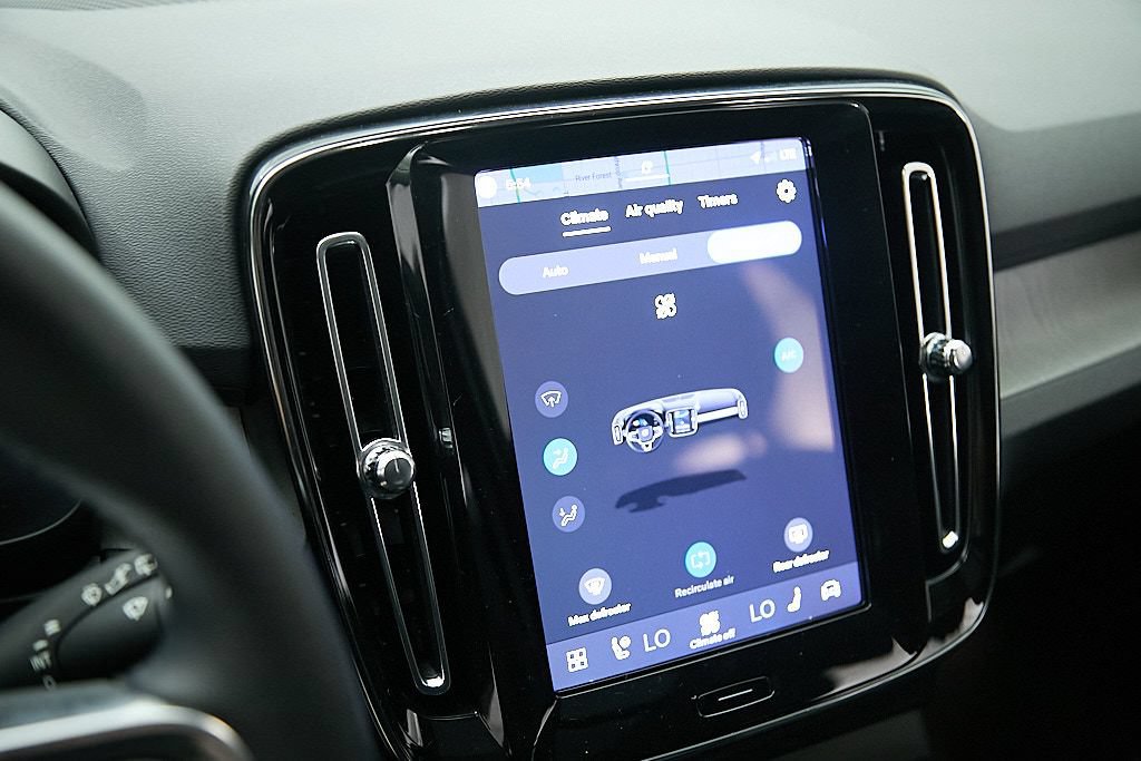 Certified 2025 Volvo XC40 B5 Ultra AWD/4WD image 15