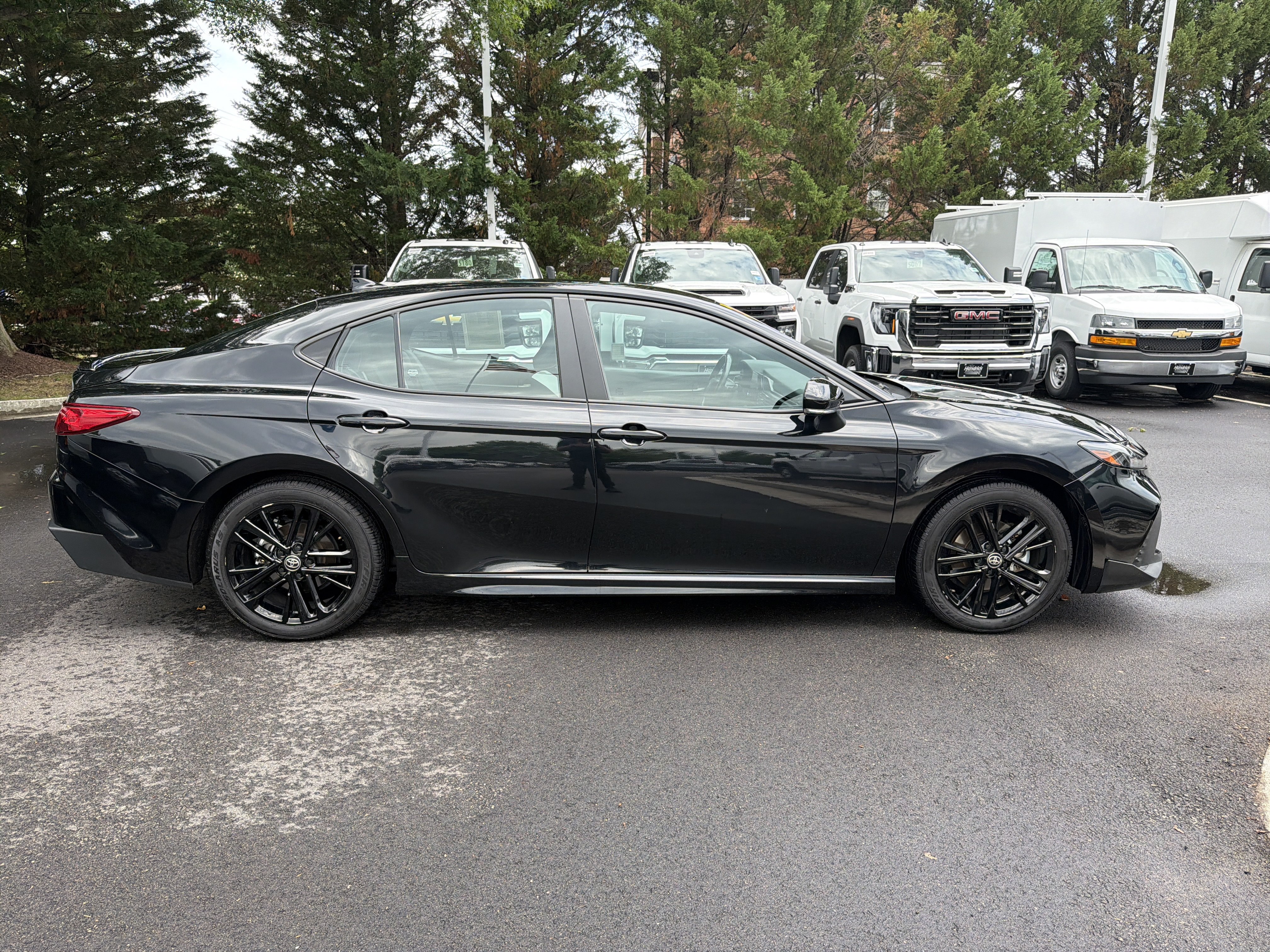 Used 2025 Toyota Camry SE FWD image 11