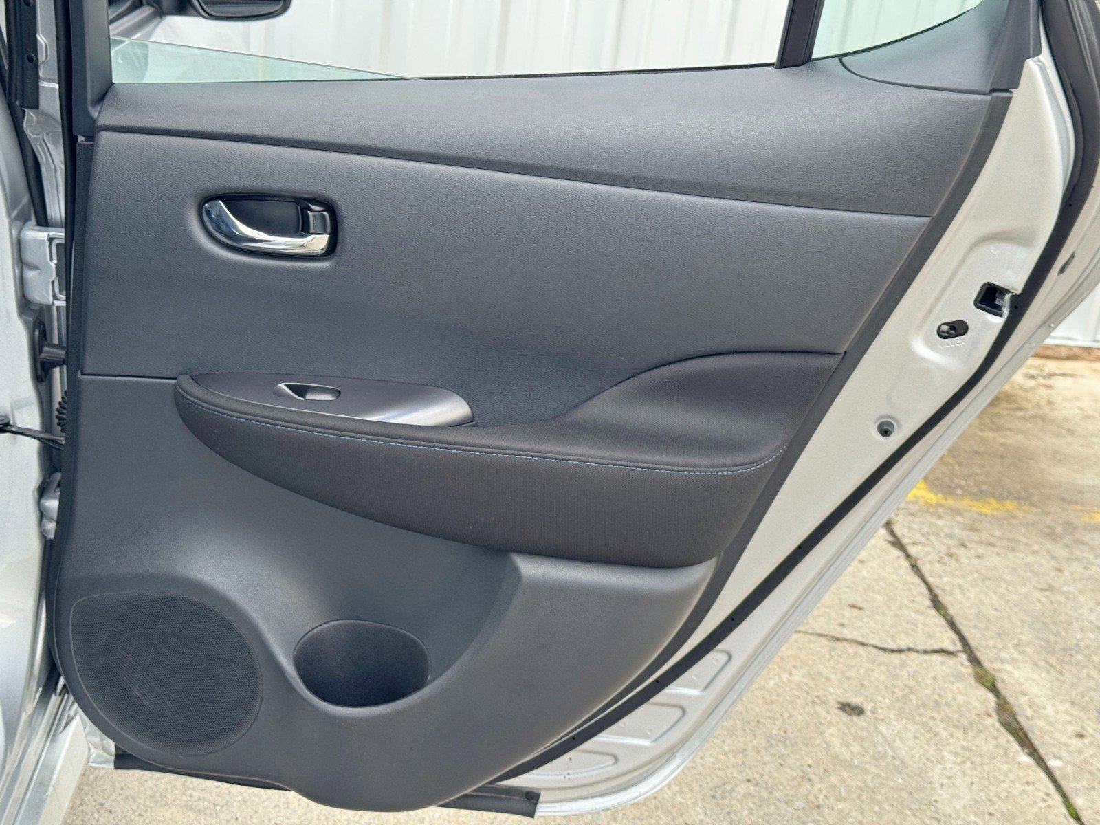 Used 2025 Nissan Leaf S image 38