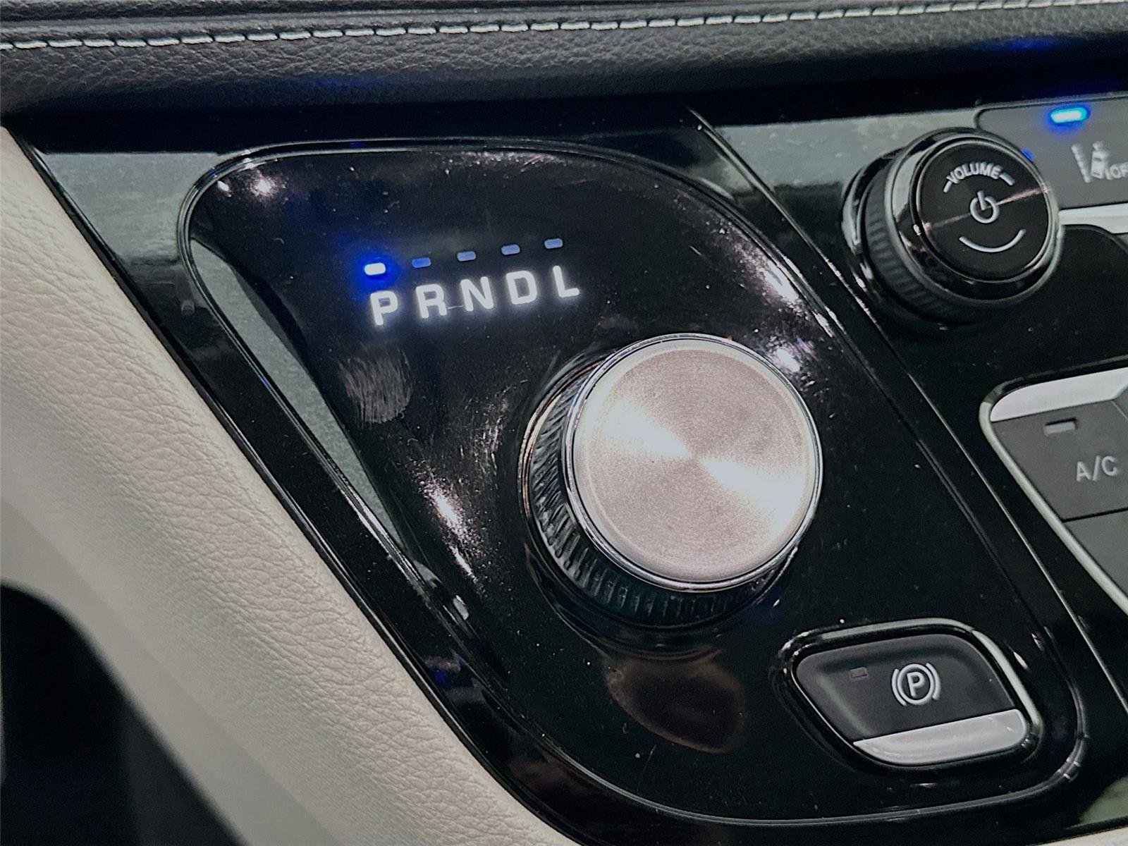 Used 2024 Chrysler Pacifica Select image 15