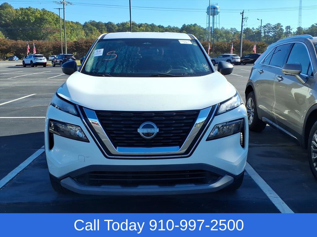 Used 2022 Nissan Rogue S FWD image 2