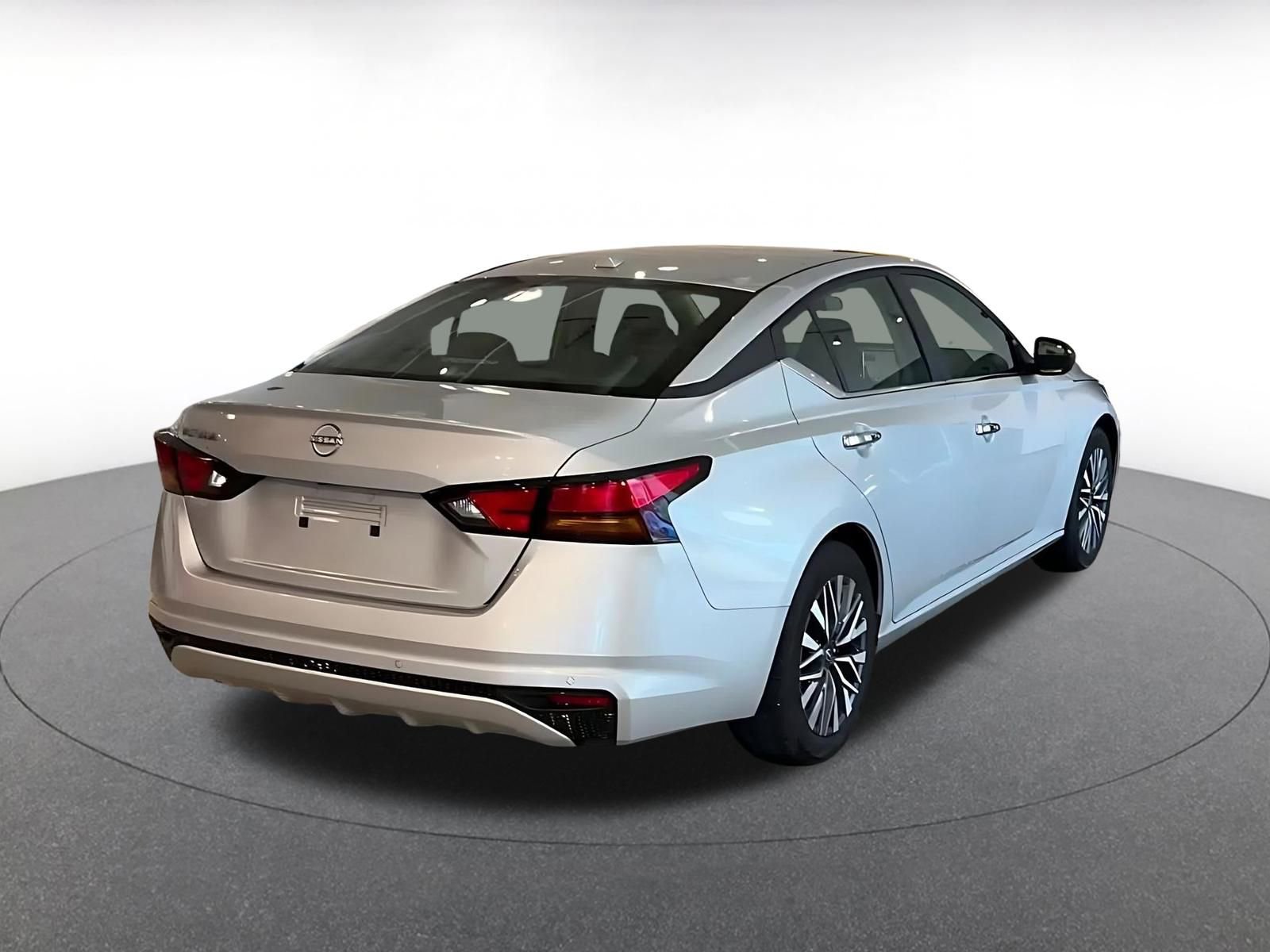 Used 2025 Nissan Altima 2.5 SV image 14