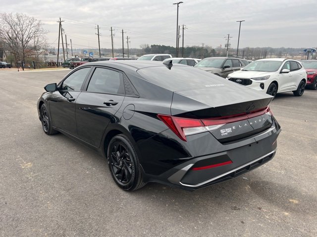 Used 2024 Hyundai Elantra SEL image 2