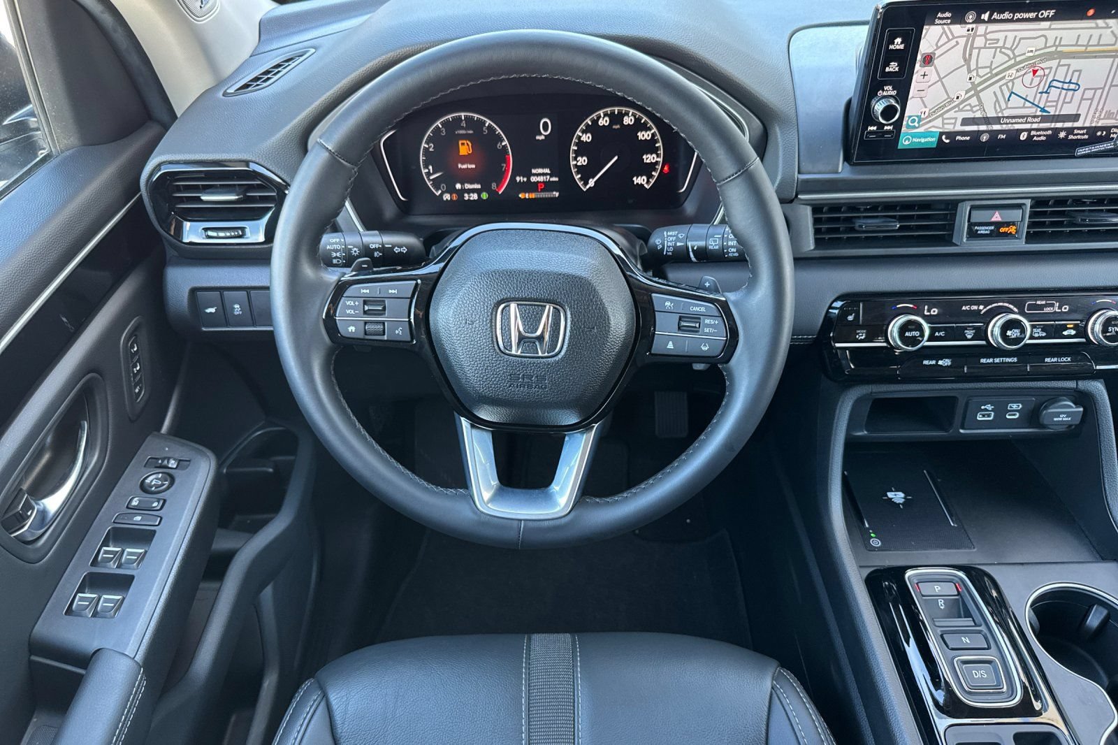 Used 2025 Honda Pilot Touring image 14